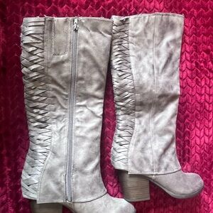 Stylish Women's Knee-High Boots in Gray